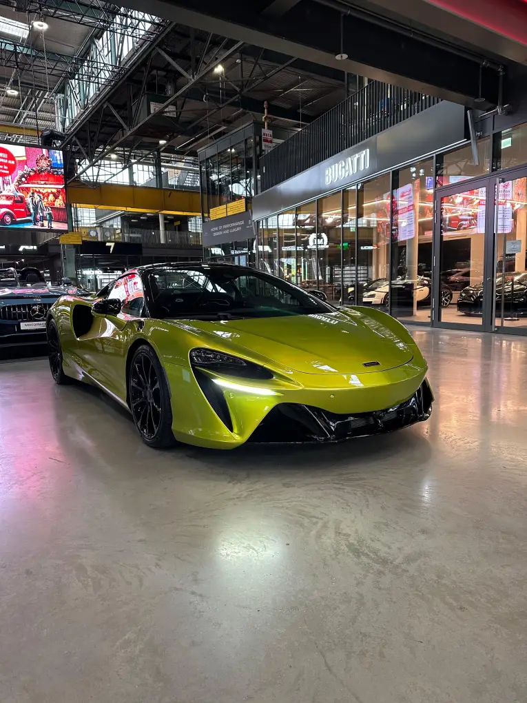 McLaren Artura Spider 2024, Frontansicht — Luxury Car Rental Switzerland, Switzerland. McLaren Artura Spider in Switzerland Der McLaren Artura Spider aus dem Modelljahr 2024…