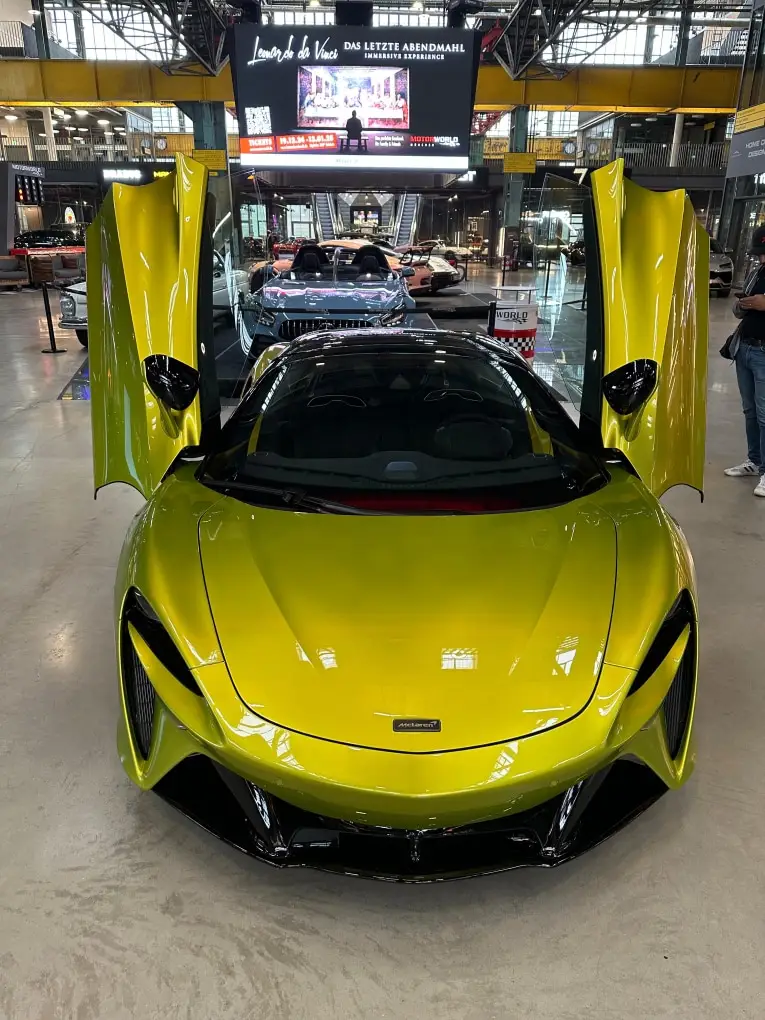 McLaren Artura Spider 2024, Heckansicht — Luxury Car Rental Switzerland, Switzerland. McLaren Artura Spider in Switzerland Der McLaren Artura Spider aus dem Modelljahr 2024…