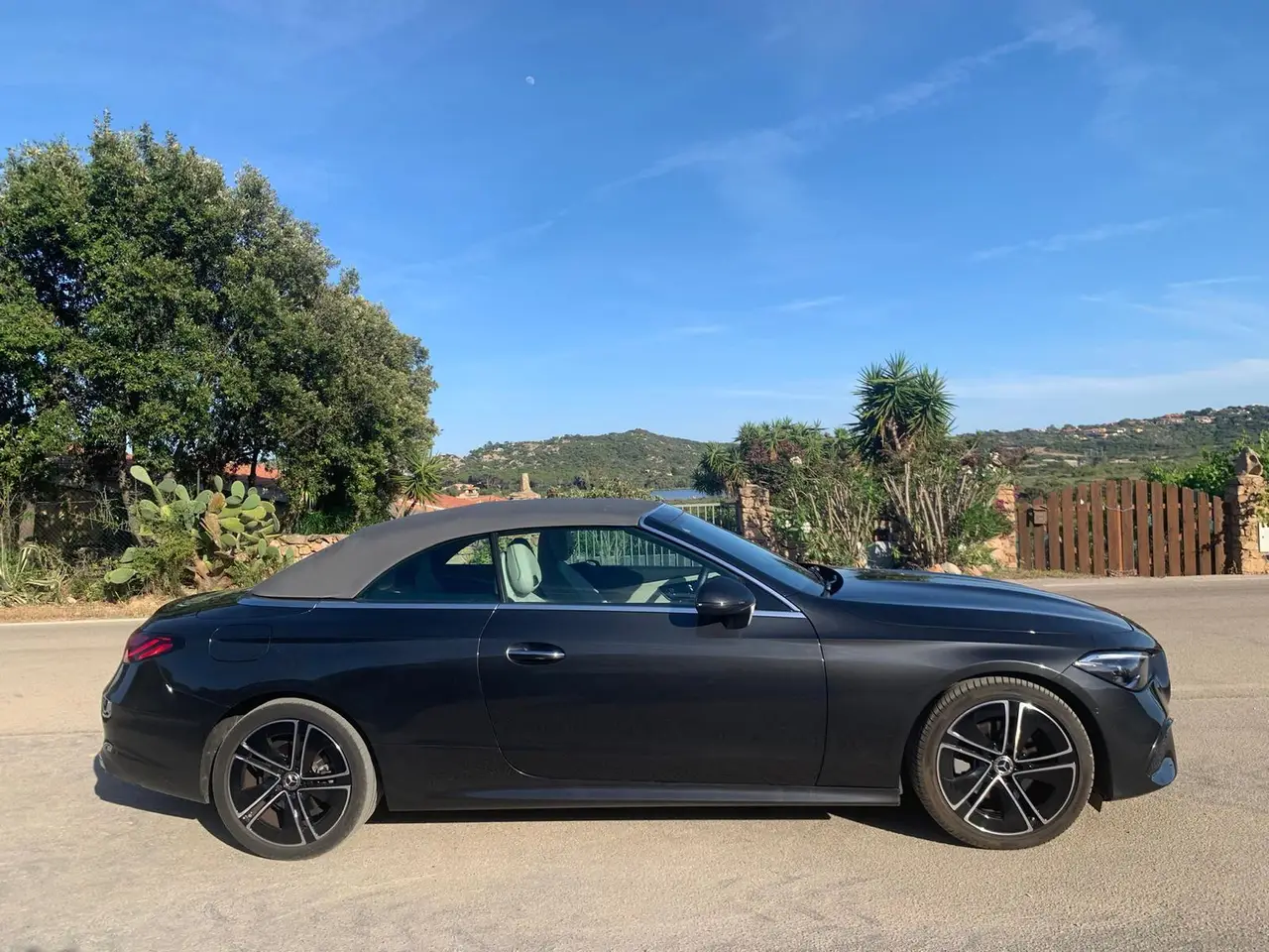 Mercedes Benz CLE Cabrio 2025, Außenansicht — Luxury Car Rental Switzerland, Switzerland. Mercedes Benz CLE Cabrio in Switzerland Das Mercedes Benz CLE Cabrio 2025 steht in…