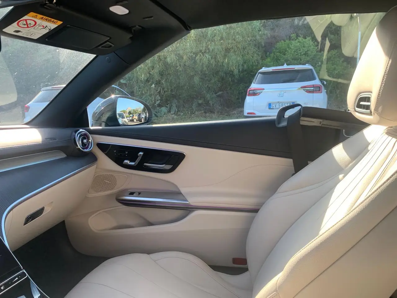 Mercedes Benz CLE Cabrio 2025, Frontansicht — Luxury Car Rental Switzerland, Switzerland. Mercedes Benz CLE Cabrio in Switzerland Das Mercedes Benz CLE Cabrio 2025 steht in…