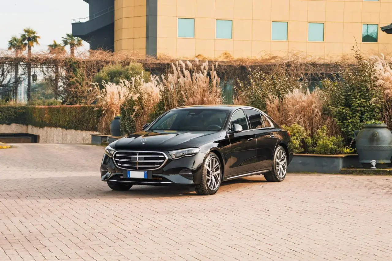 Mercedes Benz E-klasse 220d Premium Plus 2026 — Luxury Car Rental Switzerland, Switzerland. Mercedes Benz E-klasse 220d Premium Plus in Switzerland Der Mercedes Benz E-klasse 220d…