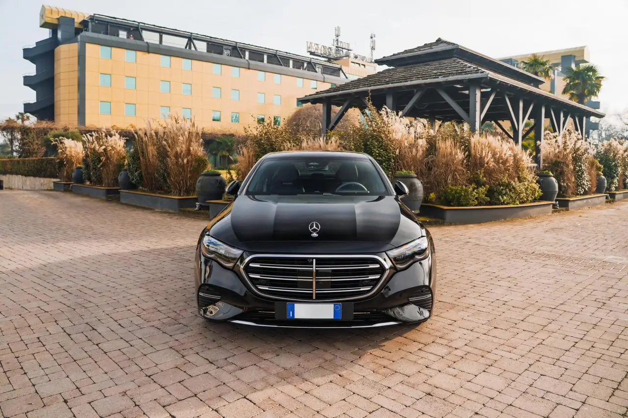 Mercedes Benz E-klasse 220d Premium Plus 2026, Frontansicht — Luxury Car Rental Switzerland, Switzerland. Mercedes Benz E-klasse 220d Premium Plus in Switzerland Der Mercedes Benz E-klasse 220d…