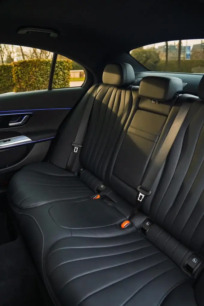 Mercedes Benz E-klasse 220d Premium Plus 2026, Innenraum — Luxury Car Rental Switzerland, Switzerland. Mercedes Benz E-klasse 220d Premium Plus in Switzerland Der Mercedes Benz E-klasse 220d…