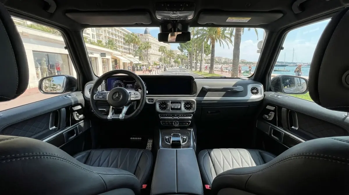 Mercedes Benz G63 2023, Innenraum — Luxury Car Rental Switzerland, Switzerland. Mercedes Benz G63 in Switzerland Der Mercedes Benz G63 aus dem Jahr 2023 kann in…