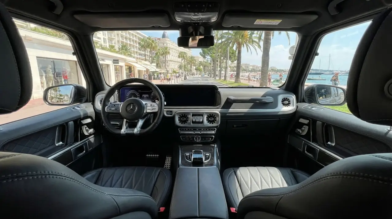 Mercedes Benz G63 2023, салон — Luxury Car Rental Switzerland, Switzerland. Mercedes Benz G63 в Switzerland Mercedes Benz G63 2023 года можно взять в аренду в…