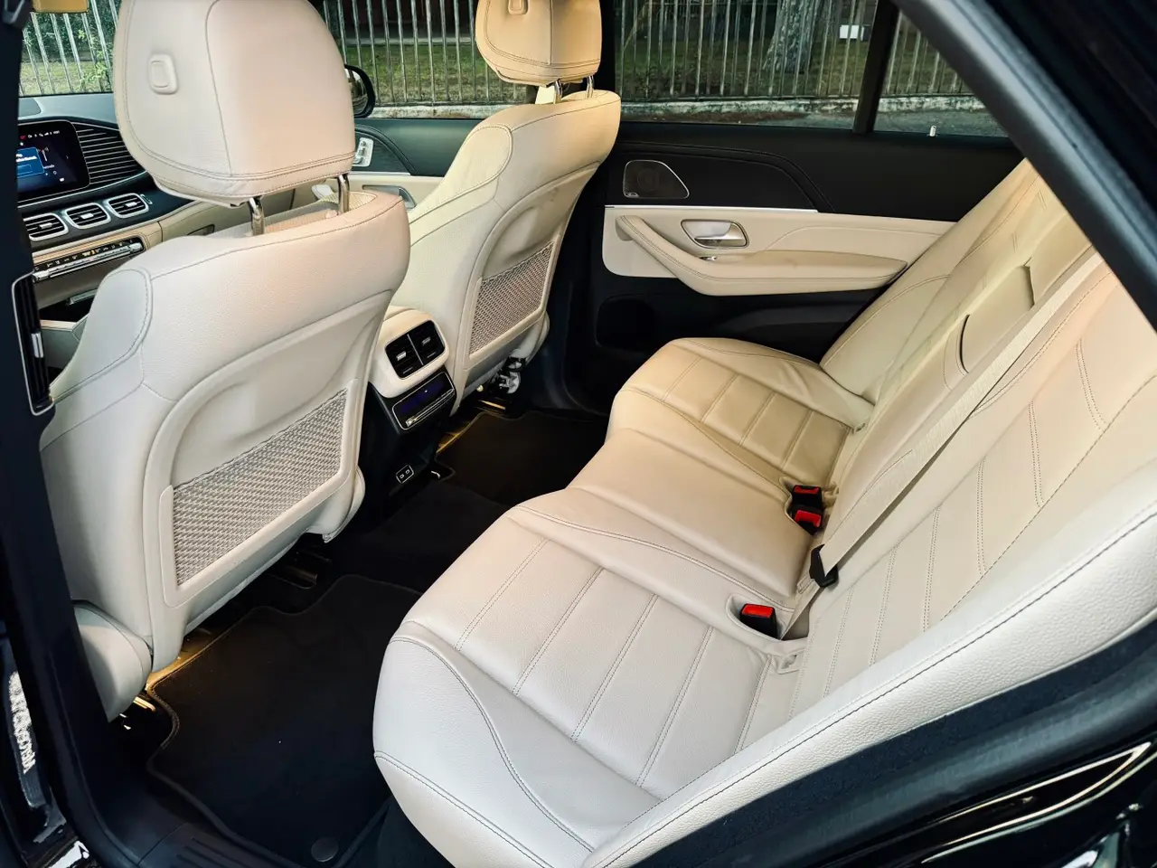 Mercedes Benz GLS Maybach 2022, Frontansicht — Luxury Car Rental Switzerland, Switzerland. Mercedes Benz GLS Maybach in Switzerland Der Mercedes Benz GLS Maybach aus dem Modelljahr…