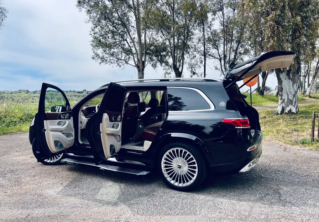 Mercedes Benz GLS Maybach 2022, Heckansicht — Luxury Car Rental Switzerland, Switzerland. Mercedes Benz GLS Maybach in Switzerland Der Mercedes Benz GLS Maybach aus dem Modelljahr…