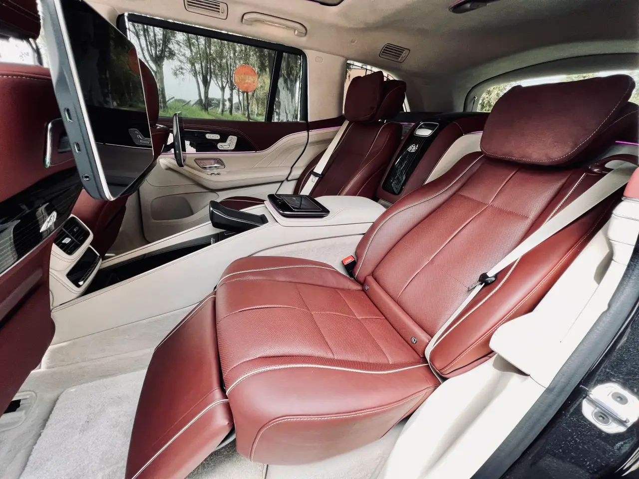 Mercedes Benz GLS Maybach 2022, Innenraum — Luxury Car Rental Switzerland, Switzerland. Mercedes Benz GLS Maybach in Switzerland Der Mercedes Benz GLS Maybach aus dem Modelljahr…