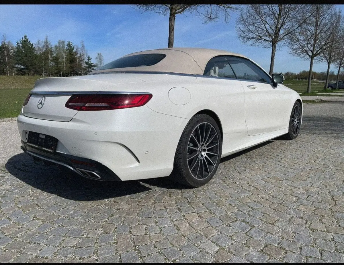 Mercedes Benz S560 Cabrio 2021, Heckansicht — Luxury Car Rental Switzerland, Switzerland. Mercedes Benz S560 Cabrio in Switzerland Das Mercedes Benz S560 Cabrio aus dem Jahr 2021…
