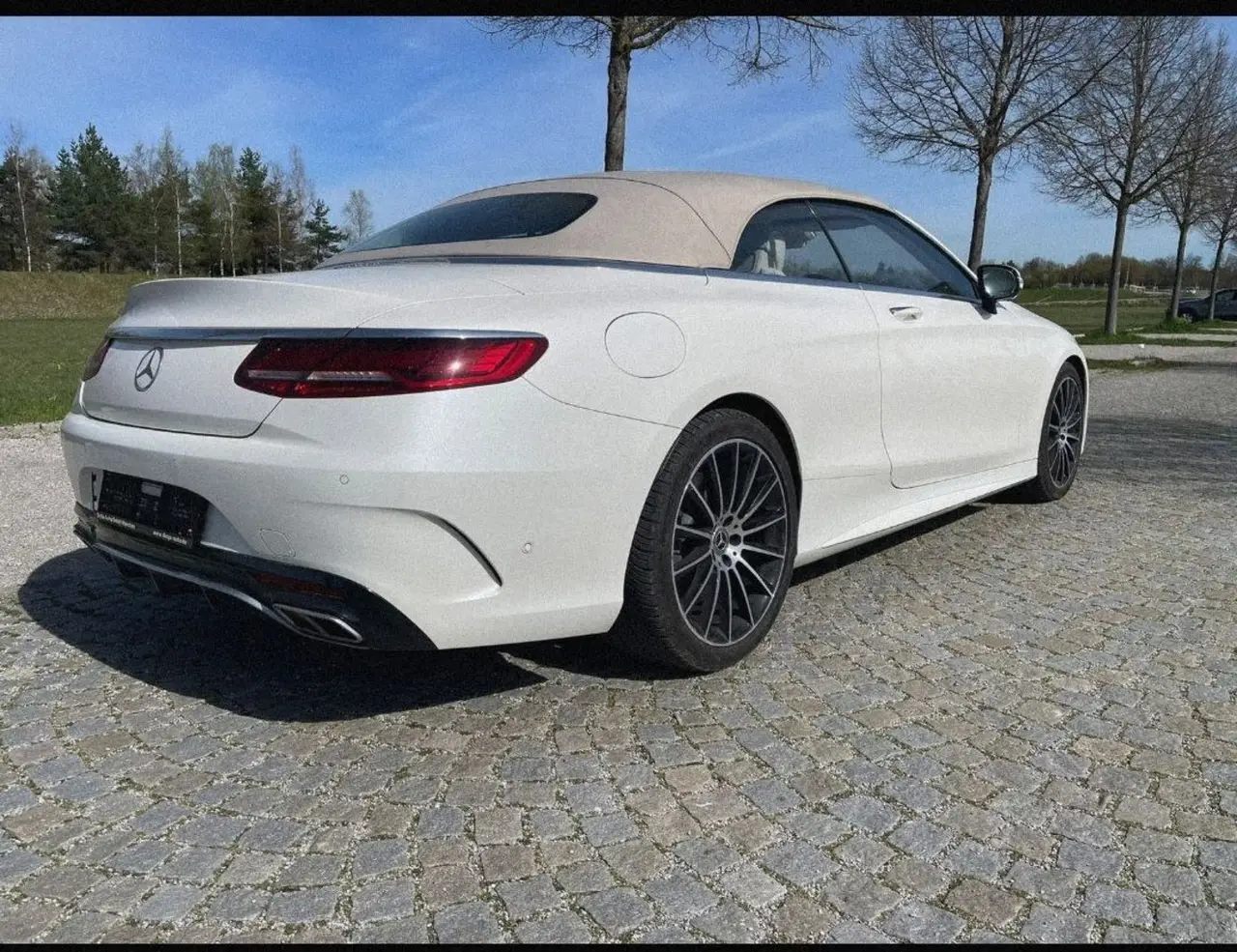 Mercedes Benz S560 Cabrio 2021, вид сзади — Luxury Car Rental Switzerland, Switzerland. Mercedes Benz S560 Cabrio в Switzerland Mercedes Benz S560 Cabrio 2021 года можно…