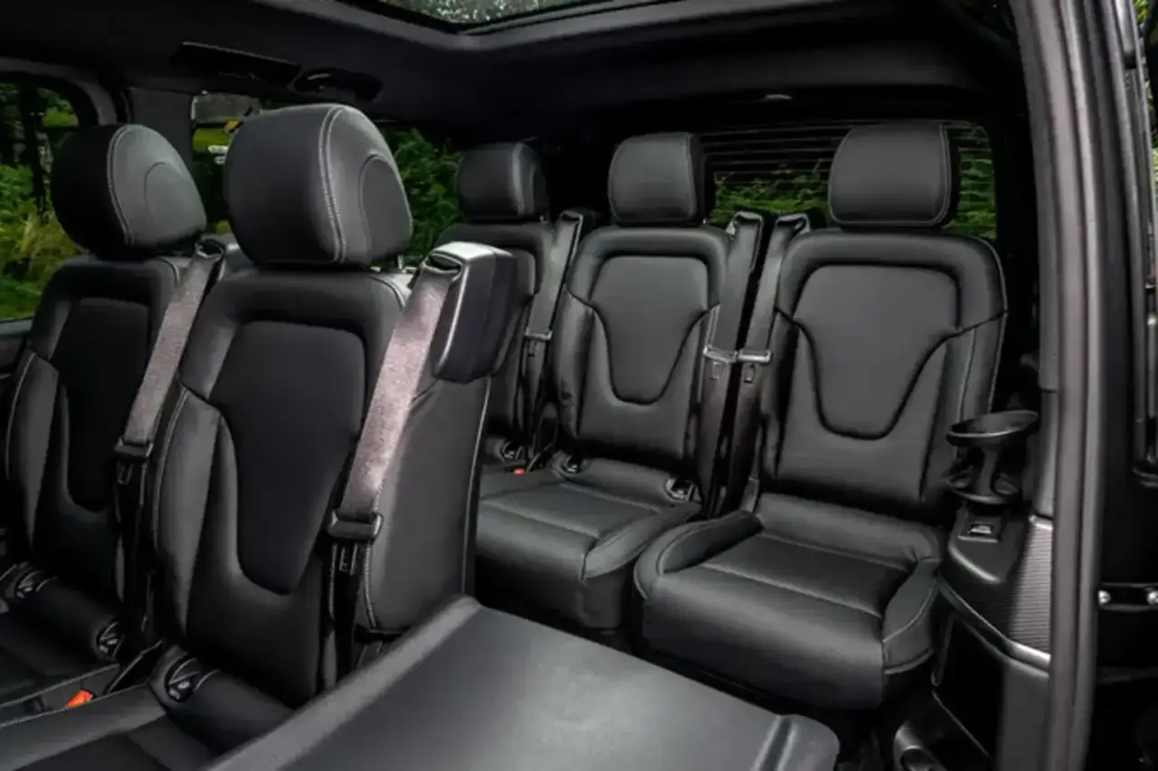 Mercedes Benz V300 8 seats 2025, Außenansicht — Luxury Car Rental Switzerland, Switzerland. Mercedes Benz V300 8 seats in Switzerland Der Mercedes Benz V300 8 seats steht in…