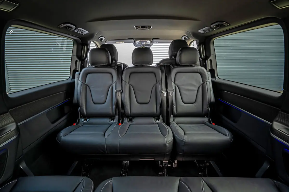 Mercedes Benz V300 8 seats 2025, Innenraum — Luxury Car Rental Switzerland, Switzerland. Mercedes Benz V300 8 seats in Switzerland Der Mercedes Benz V300 8 seats steht in…