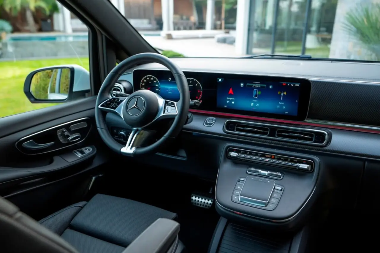 Mercedes Benz V300 8 seats 2025, Armaturenbrett — Luxury Car Rental Switzerland, Switzerland. Mercedes Benz V300 8 seats in Switzerland Der Mercedes Benz V300 8 seats steht in…