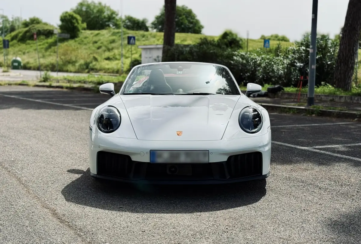 Porsche 992.2 Carrera 4 GTS Cabrio 2025, extérieur — Luxury Car Rental Switzerland, Switzerland. Porsche 992.2 Carrera 4 GTS Cabrio à Switzerland Le Porsche 992.2 Carrera 4 GTS Cabrio…