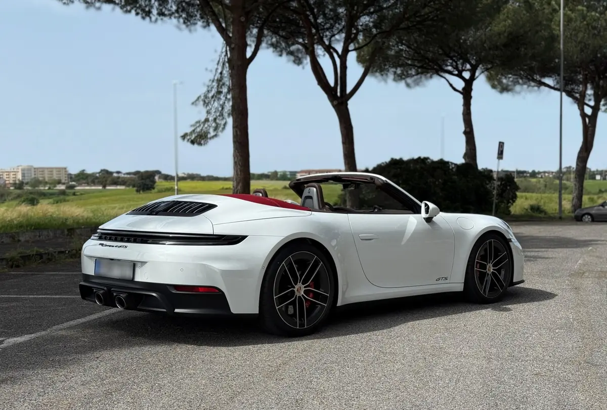 Porsche 992.2 Carrera 4 GTS Cabrio 2025, vue avant — Luxury Car Rental Switzerland, Switzerland. Porsche 992.2 Carrera 4 GTS Cabrio à Switzerland Le Porsche 992.2 Carrera 4 GTS Cabrio…