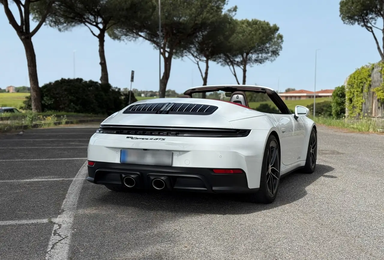 Porsche 992.2 Carrera 4 GTS Cabrio 2025, vue arrière — Luxury Car Rental Switzerland, Switzerland. Porsche 992.2 Carrera 4 GTS Cabrio à Switzerland Le Porsche 992.2 Carrera 4 GTS Cabrio…