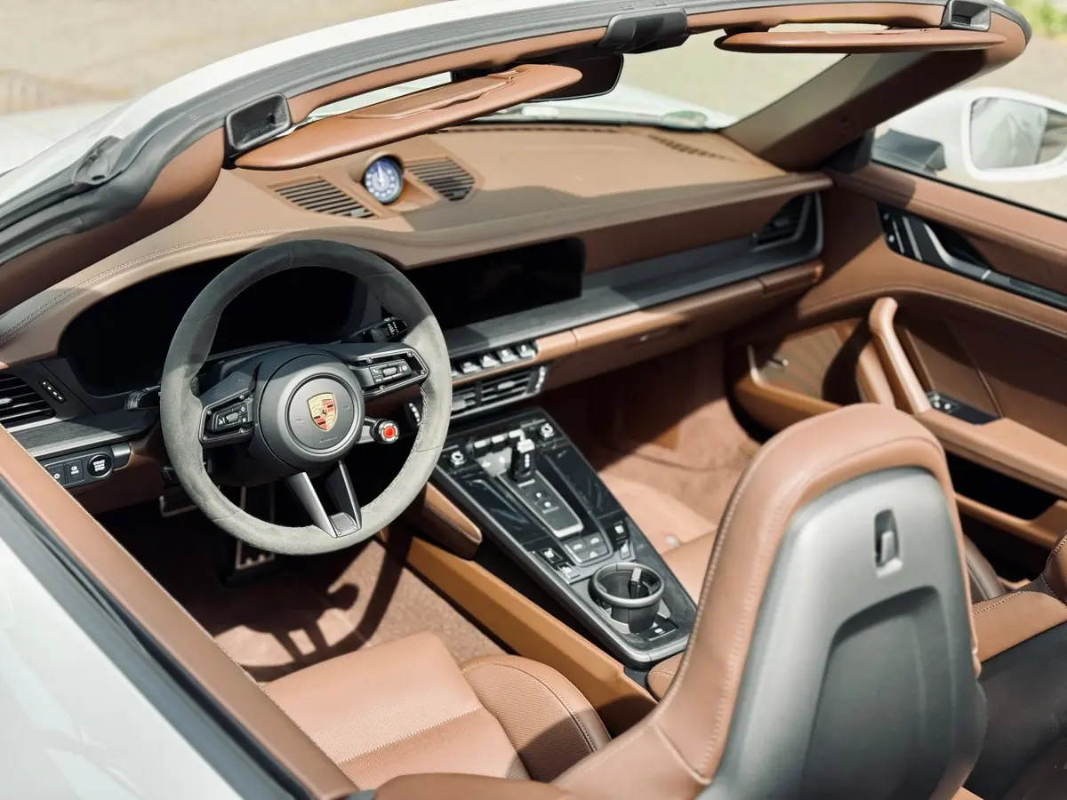Porsche 992.2 Carrera 4 GTS Cabrio 2025, intérieur — Luxury Car Rental Switzerland, Switzerland. Porsche 992.2 Carrera 4 GTS Cabrio à Switzerland Le Porsche 992.2 Carrera 4 GTS Cabrio…