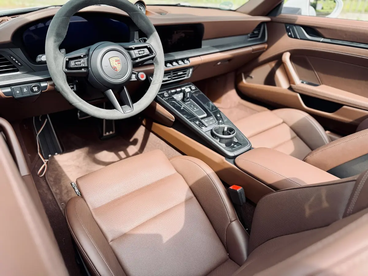 Porsche 992.2 Carrera 4 GTS Cabrio 2025, tableau de bord — Luxury Car Rental Switzerland, Switzerland. Porsche 992.2 Carrera 4 GTS Cabrio à Switzerland Le Porsche 992.2 Carrera 4 GTS Cabrio…