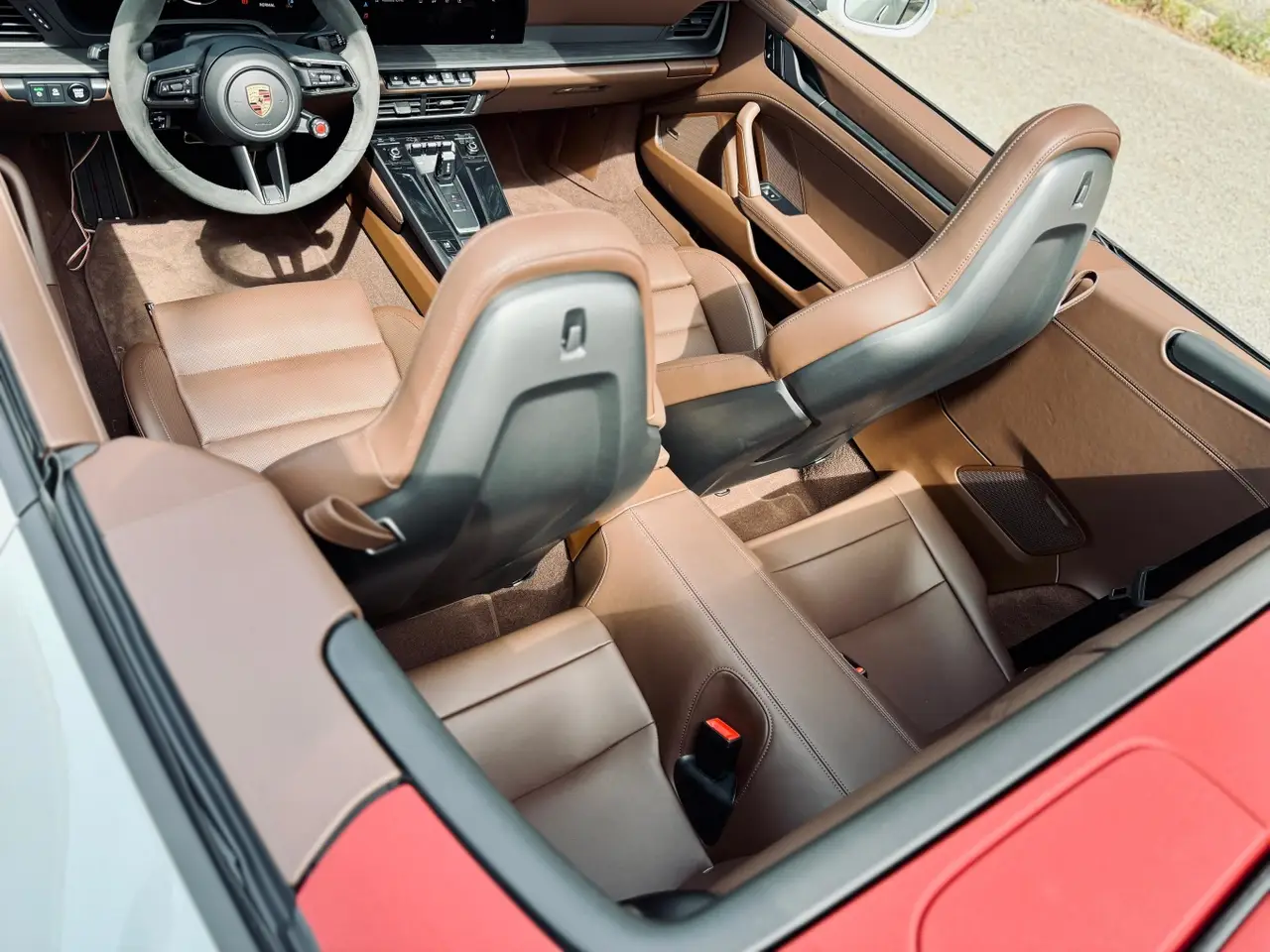 Porsche 992.2 Carrera 4 GTS Cabrio 2025, profil latéral — Luxury Car Rental Switzerland, Switzerland. Porsche 992.2 Carrera 4 GTS Cabrio à Switzerland Le Porsche 992.2 Carrera 4 GTS Cabrio…