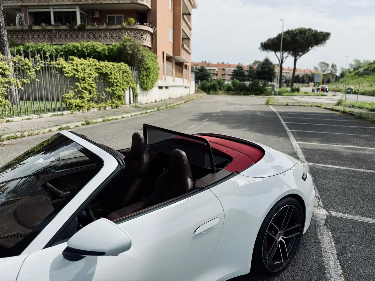 Porsche 992.2 Carrera 4 GTS Cabrio 2025, extérieur — Luxury Car Rental Switzerland, Switzerland. Porsche 992.2 Carrera 4 GTS Cabrio à Switzerland Le Porsche 992.2 Carrera 4 GTS Cabrio…