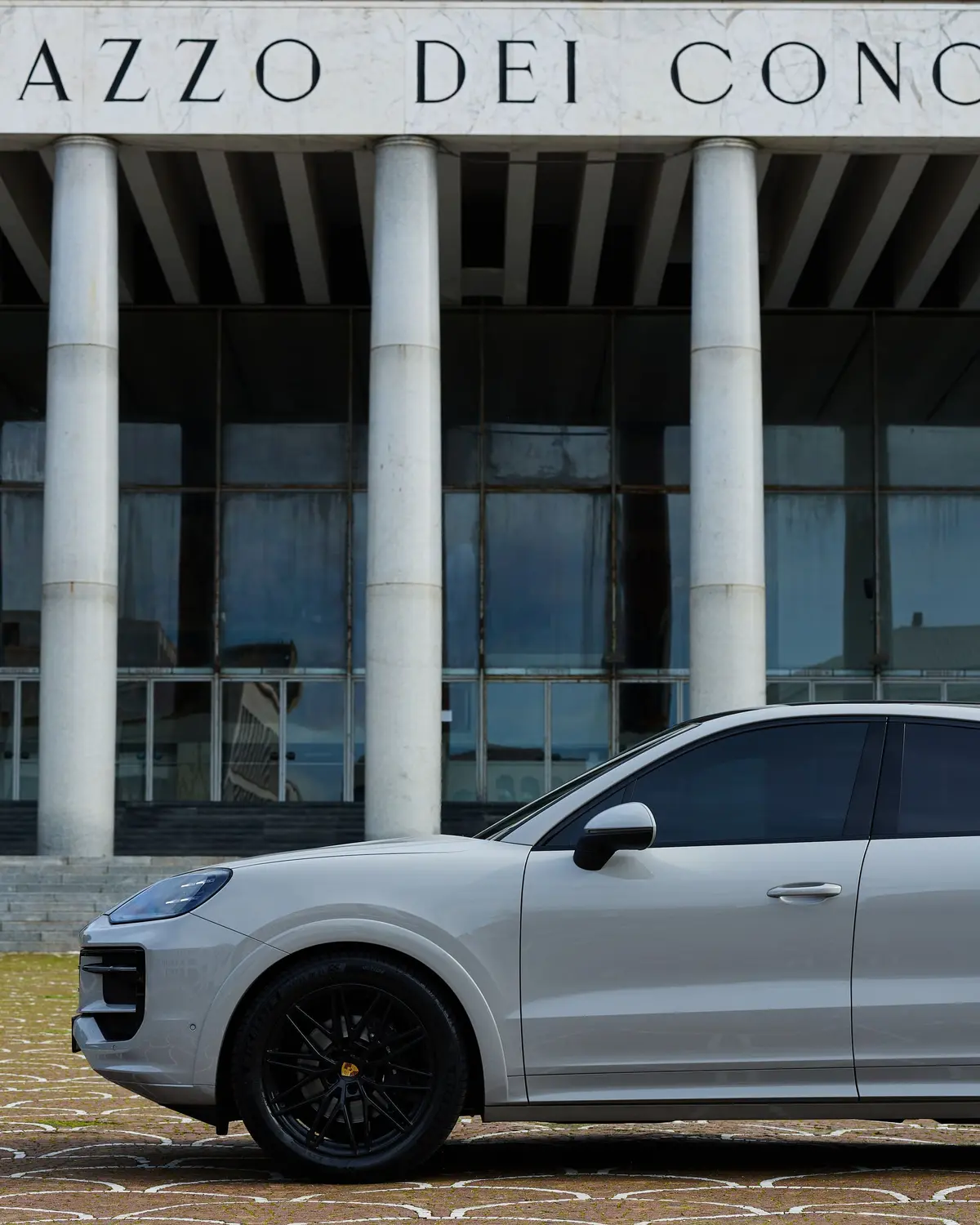 Porsche Cayenne 2025, Frontansicht — Luxury Car Rental Switzerland, Switzerland. Porsche Cayenne in Switzerland Der Porsche Cayenne 2025 steht in Switzerland zur Miete…