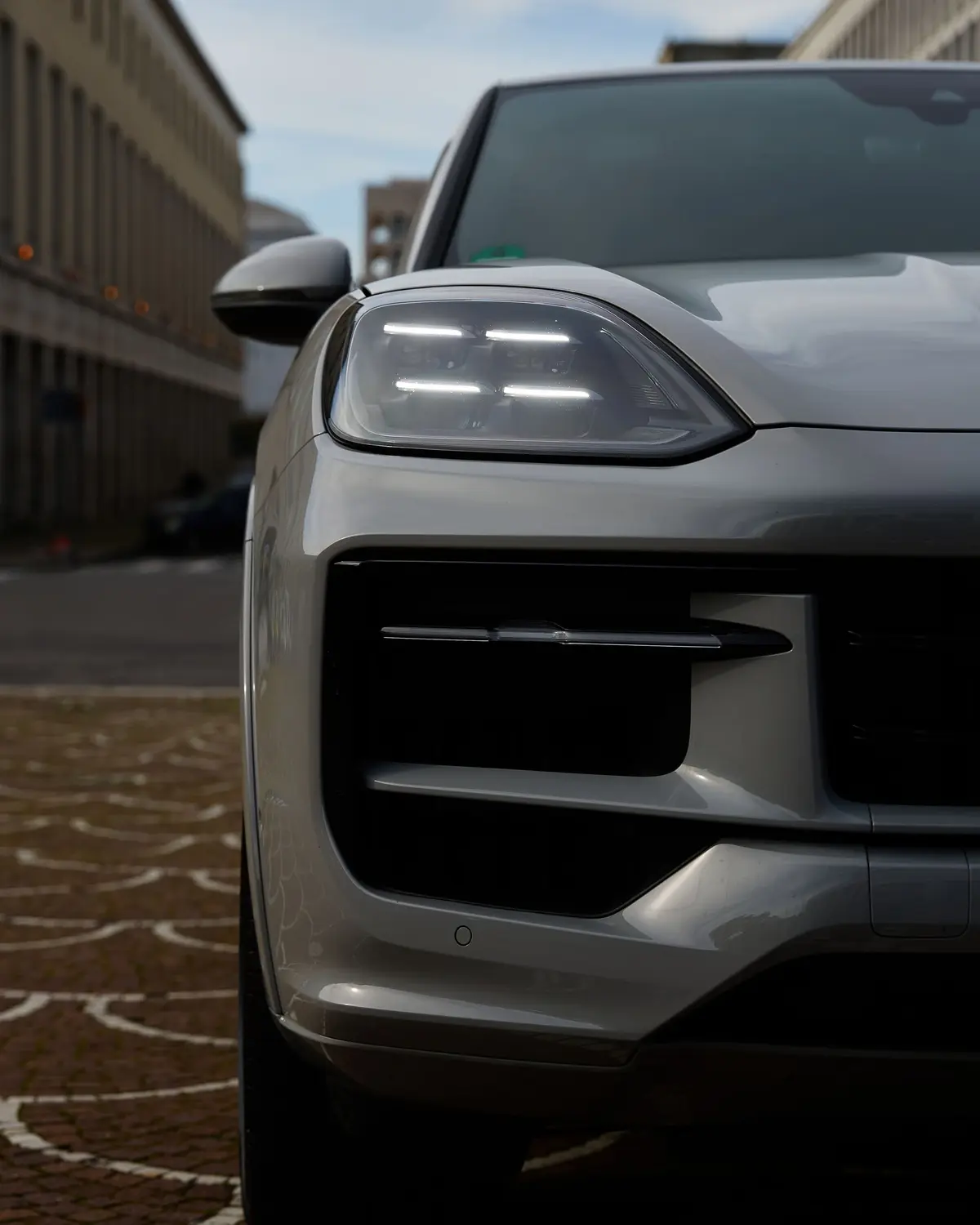 Porsche Cayenne 2025, Heckansicht — Luxury Car Rental Switzerland, Switzerland. Porsche Cayenne in Switzerland Der Porsche Cayenne 2025 steht in Switzerland zur Miete…