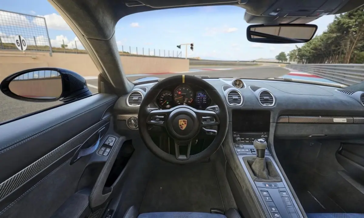 Porsche GT4 RS 2024, extérieur — Luxury Car Rental Switzerland, Switzerland. Porsche GT4 RS à Switzerland La Porsche GT4 RS 2024 est disponible à la location en…
