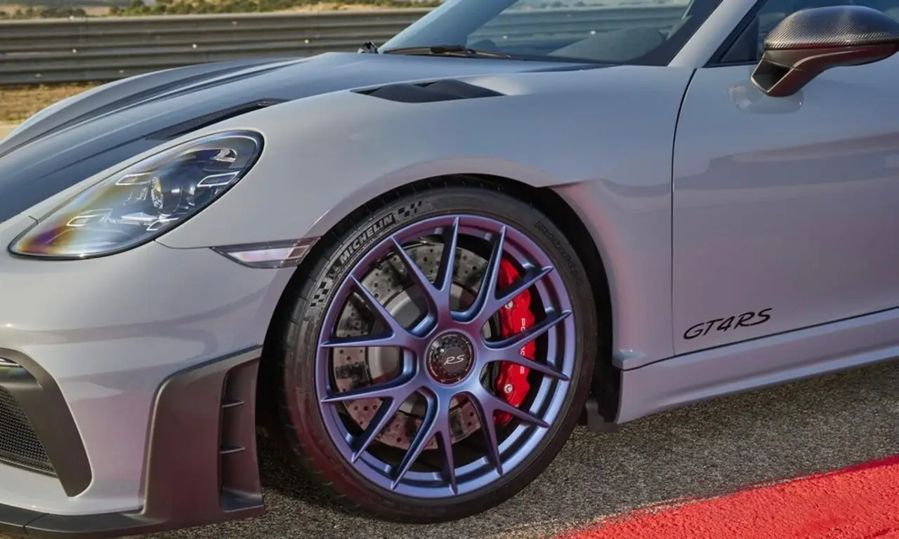 Porsche GT4 RS 2024, vue avant — Luxury Car Rental Switzerland, Switzerland. Porsche GT4 RS à Switzerland La Porsche GT4 RS 2024 est disponible à la location en…