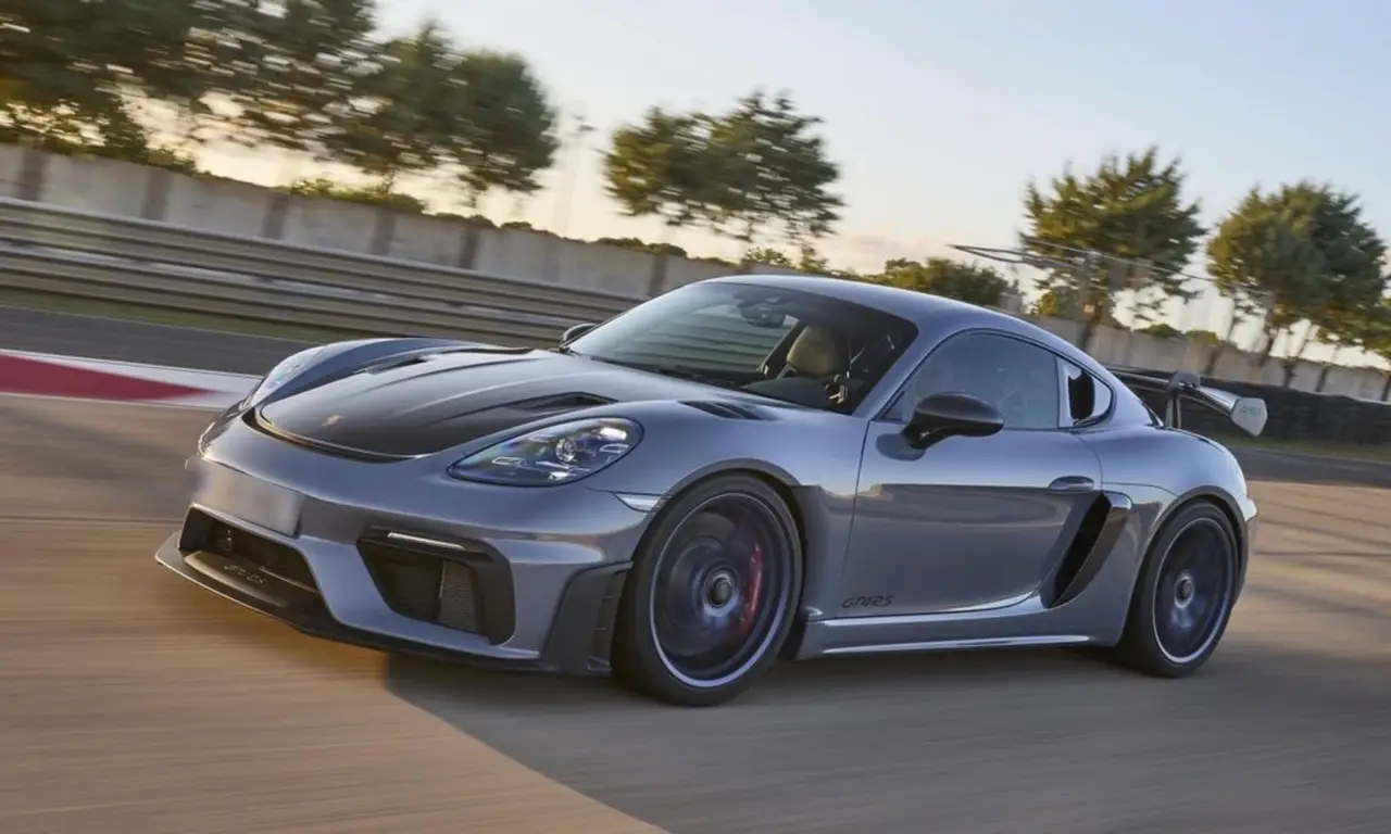 Porsche GT4 RS 2024, vue arrière — Luxury Car Rental Switzerland, Switzerland. Porsche GT4 RS à Switzerland La Porsche GT4 RS 2024 est disponible à la location en…