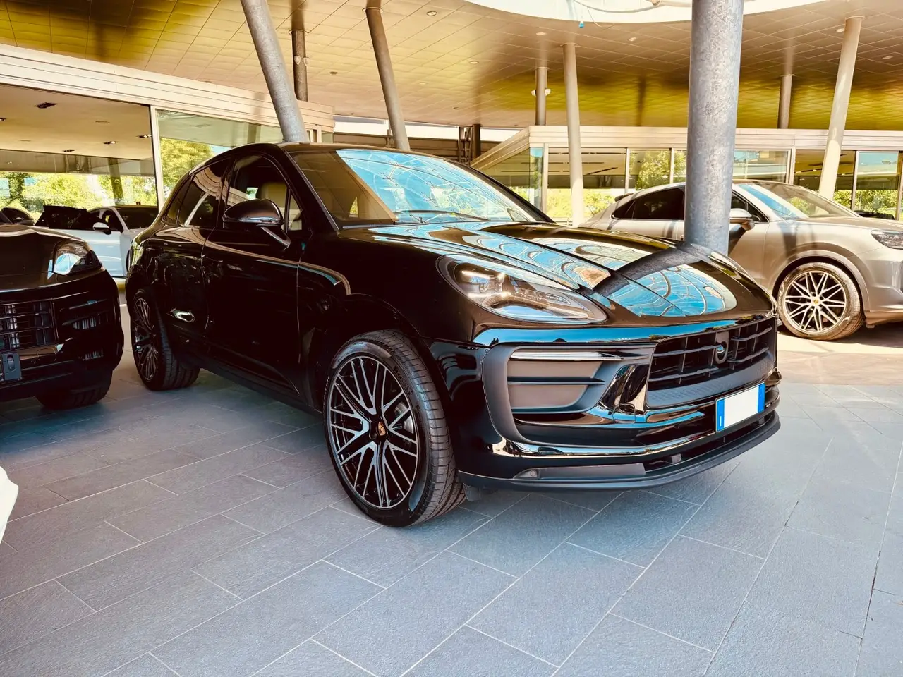 Porsche Macan 2024, extérieur — Luxury Car Rental Switzerland, Switzerland. Porsche Macan à Switzerland Le Porsche Macan 2024 est proposé à la location en…