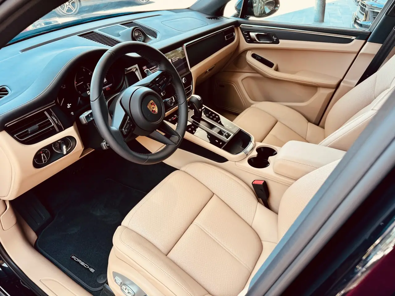 Porsche Macan 2024, vue avant — Luxury Car Rental Switzerland, Switzerland. Porsche Macan à Switzerland Le Porsche Macan 2024 est proposé à la location en…