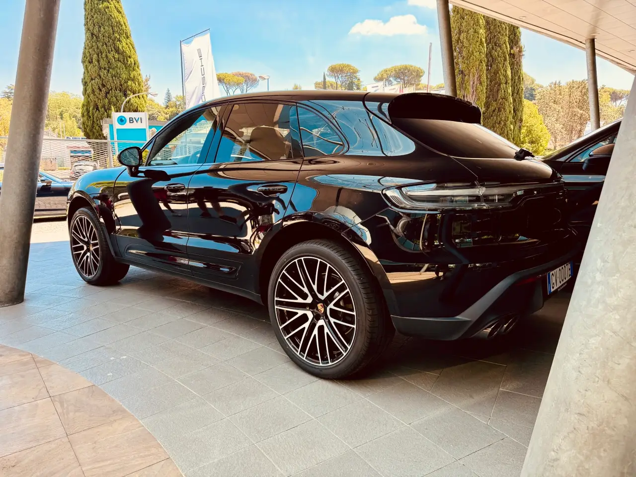 Porsche Macan 2024, vue arrière — Luxury Car Rental Switzerland, Switzerland. Porsche Macan à Switzerland Le Porsche Macan 2024 est proposé à la location en…