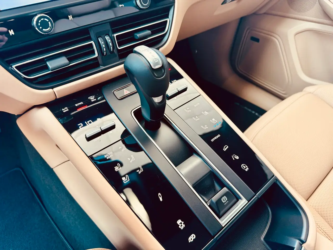 Porsche Macan 2024, intérieur — Luxury Car Rental Switzerland, Switzerland. Porsche Macan à Switzerland Le Porsche Macan 2024 est proposé à la location en…