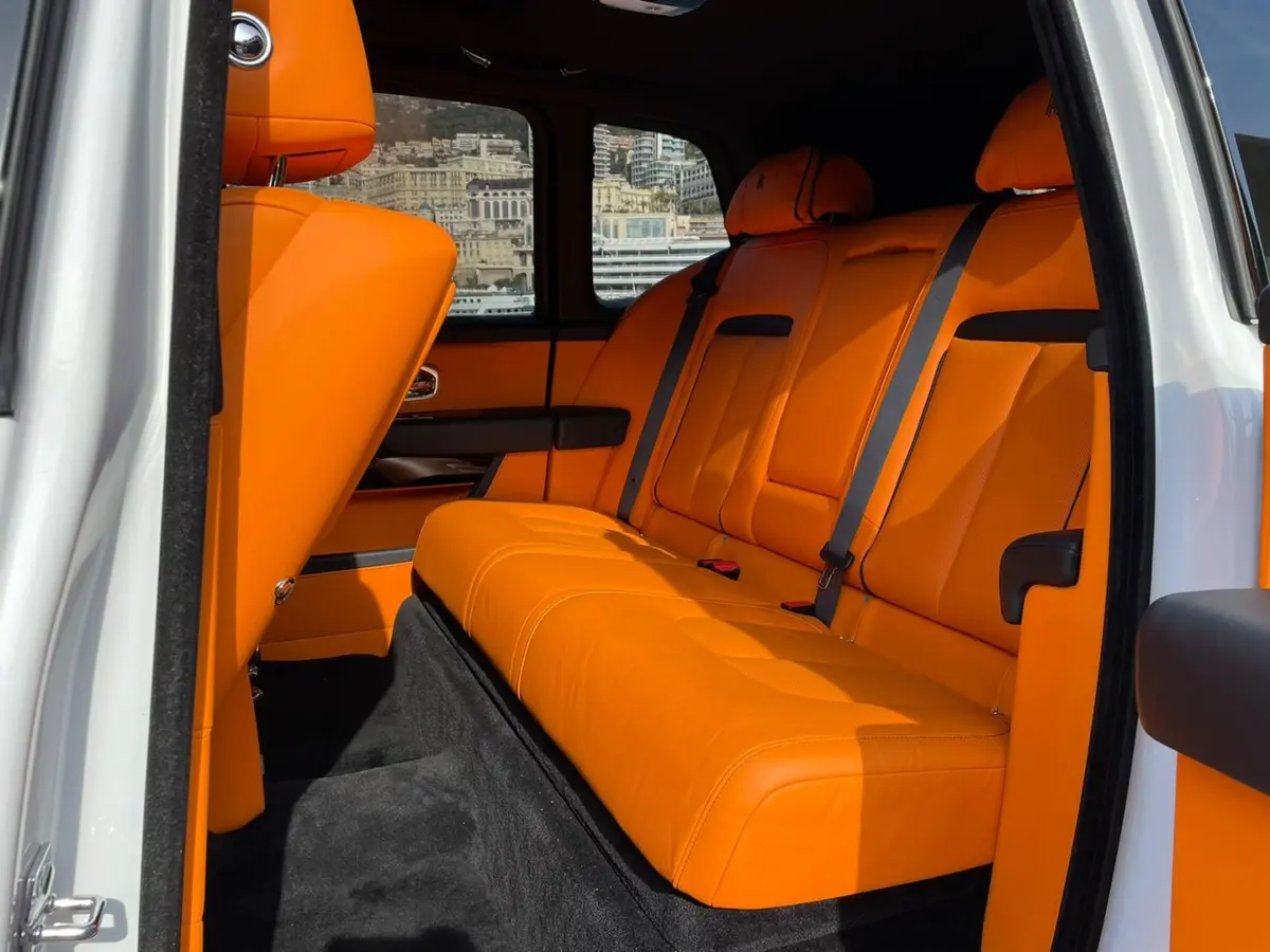 Rolls-Royce Cullinan 2022, vue avant — Luxury Car Rental Switzerland, Switzerland. Rolls-Royce Cullinan à Switzerland La Rolls-Royce Cullinan 2022 est disponible à la…