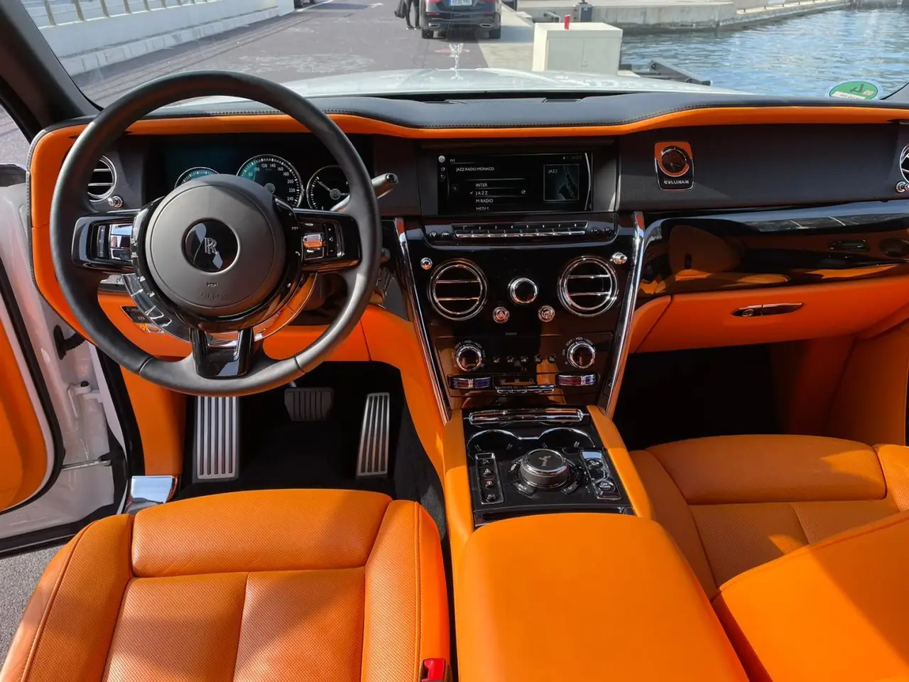 Rolls-Royce Cullinan 2022, vue arrière — Luxury Car Rental Switzerland, Switzerland. Rolls-Royce Cullinan à Switzerland La Rolls-Royce Cullinan 2022 est disponible à la…