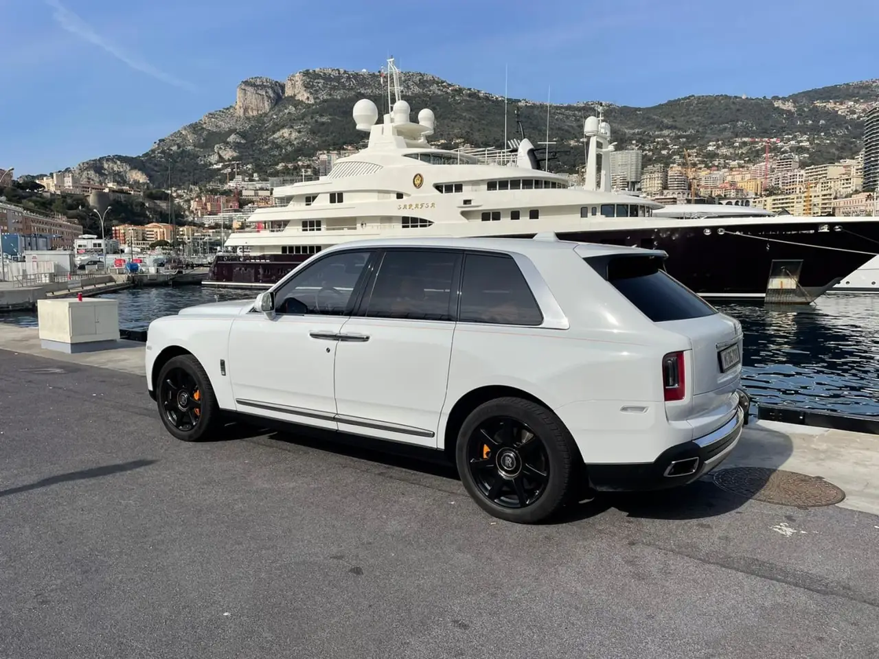 Rolls-Royce Cullinan 2022, extérieur — Luxury Car Rental Switzerland, Switzerland. Rolls-Royce Cullinan à Switzerland La Rolls-Royce Cullinan 2022 est disponible à la…
