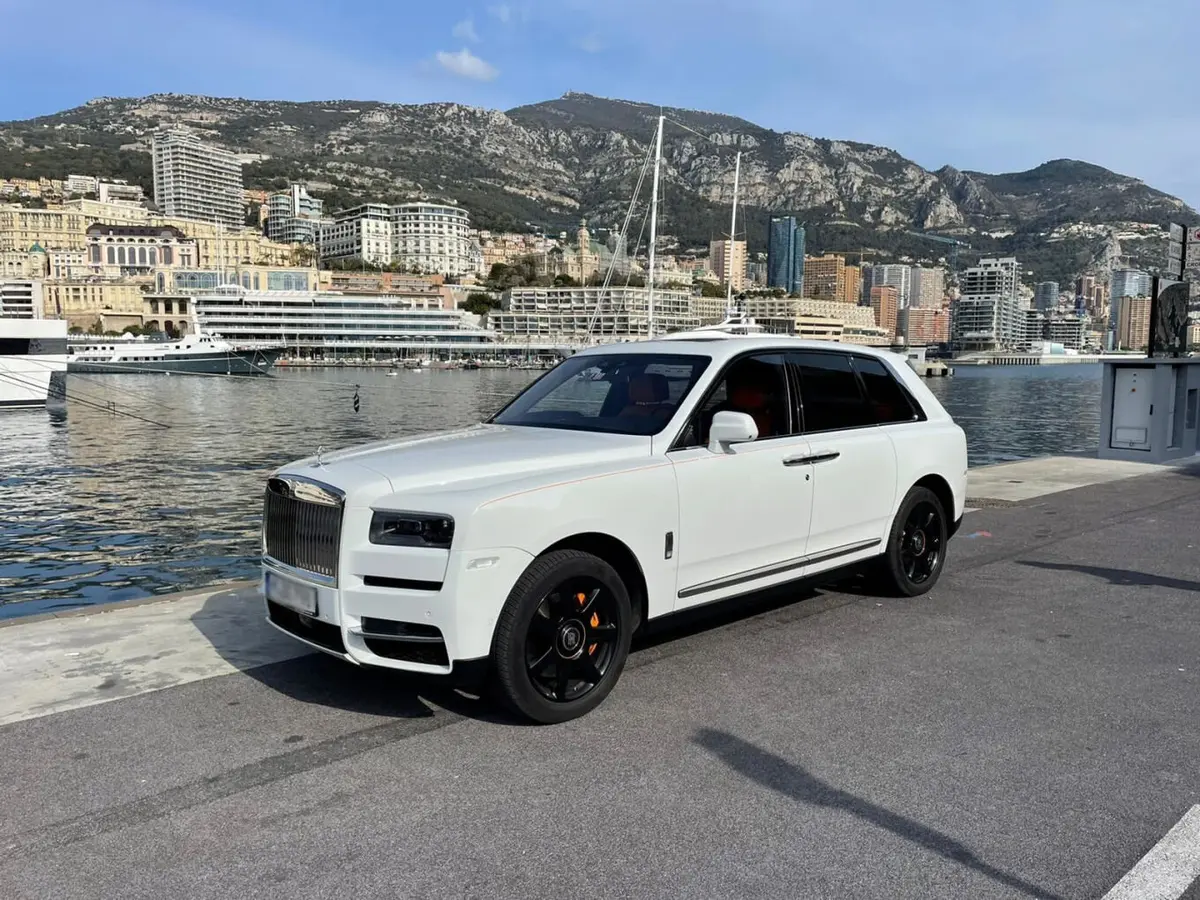 Rolls-Royce Cullinan 2022 — Luxury Car Rental Switzerland, Switzerland. Rolls-Royce Cullinan à Switzerland La Rolls-Royce Cullinan 2022 est disponible à la…