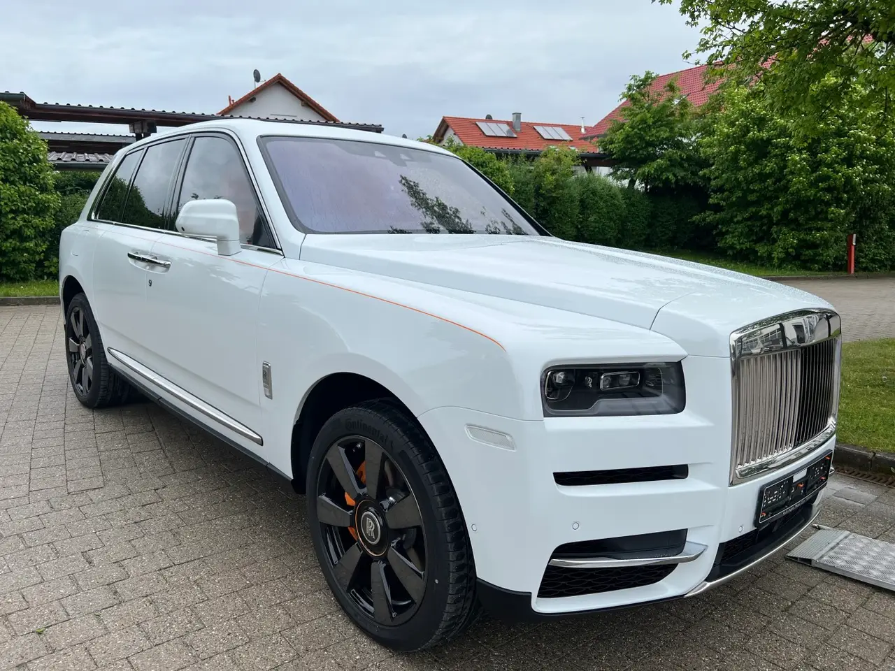 Rolls-Royce Cullinan 2022, intérieur — Luxury Car Rental Switzerland, Switzerland. Rolls-Royce Cullinan à Switzerland La Rolls-Royce Cullinan 2022 est disponible à la…
