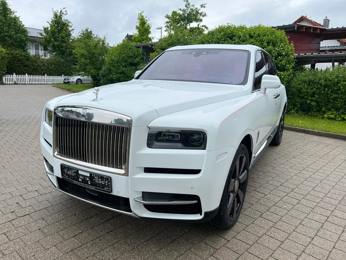 Rolls-Royce Cullinan 2022, tableau de bord — Luxury Car Rental Switzerland, Switzerland. Rolls-Royce Cullinan à Switzerland La Rolls-Royce Cullinan 2022 est disponible à la…
