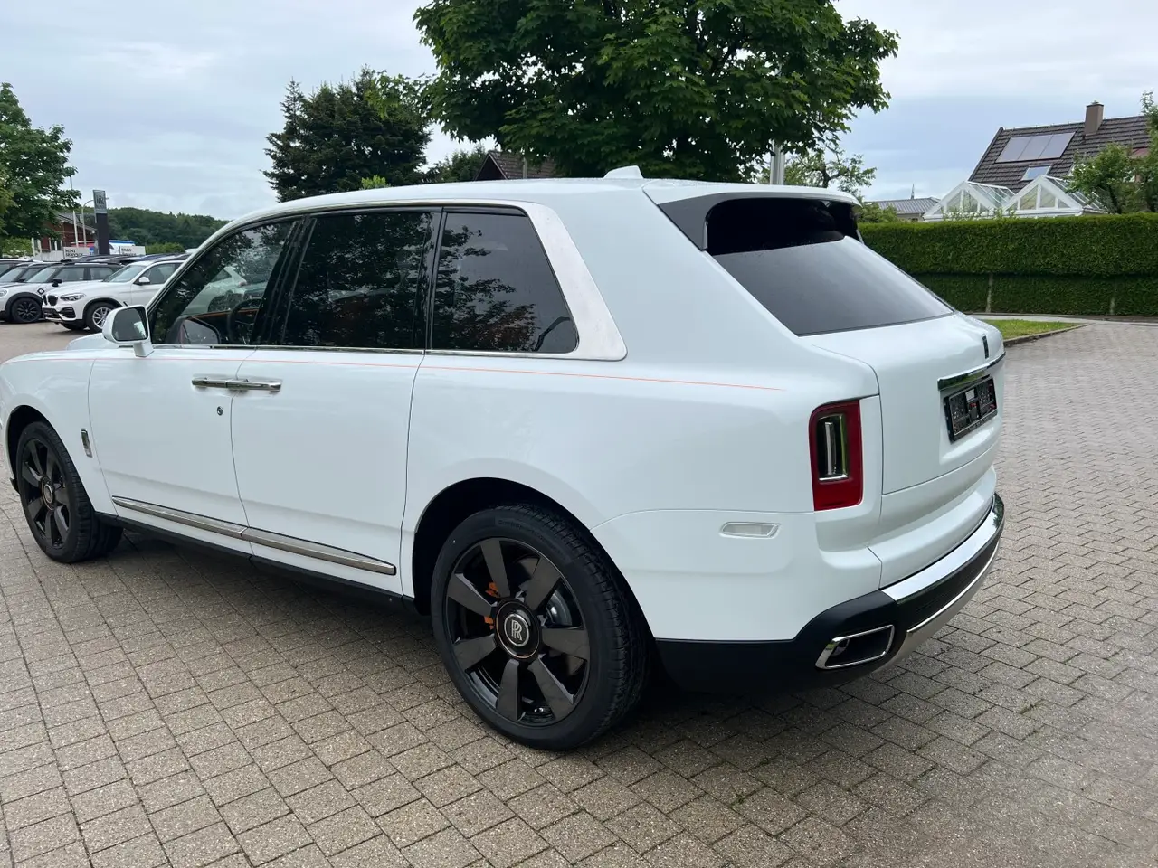 Rolls-Royce Cullinan 2022, profil latéral — Luxury Car Rental Switzerland, Switzerland. Rolls-Royce Cullinan à Switzerland La Rolls-Royce Cullinan 2022 est disponible à la…