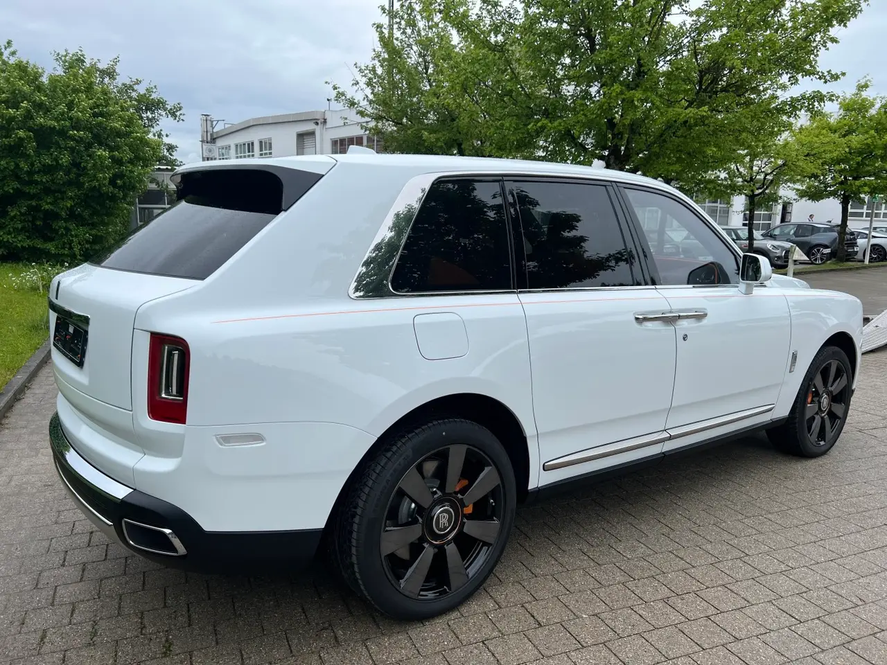 Rolls-Royce Cullinan 2022, extérieur — Luxury Car Rental Switzerland, Switzerland. Rolls-Royce Cullinan à Switzerland La Rolls-Royce Cullinan 2022 est disponible à la…