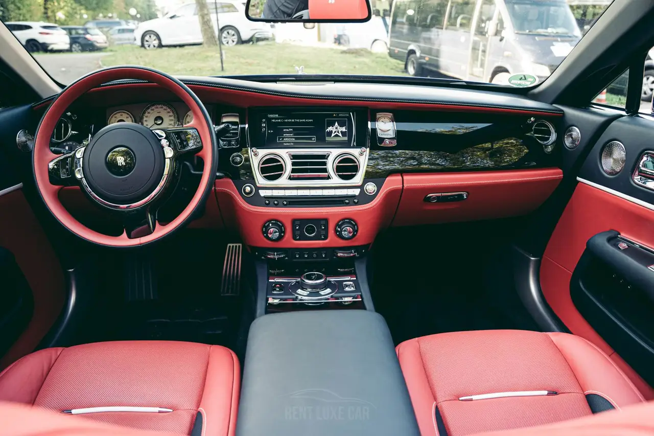 Rolls-Royce Dawn 2022, extérieur — Luxury Car Rental Switzerland, Switzerland. Rolls-Royce Dawn à Switzerland La Rolls-Royce Dawn 2022 est proposée à la location en…