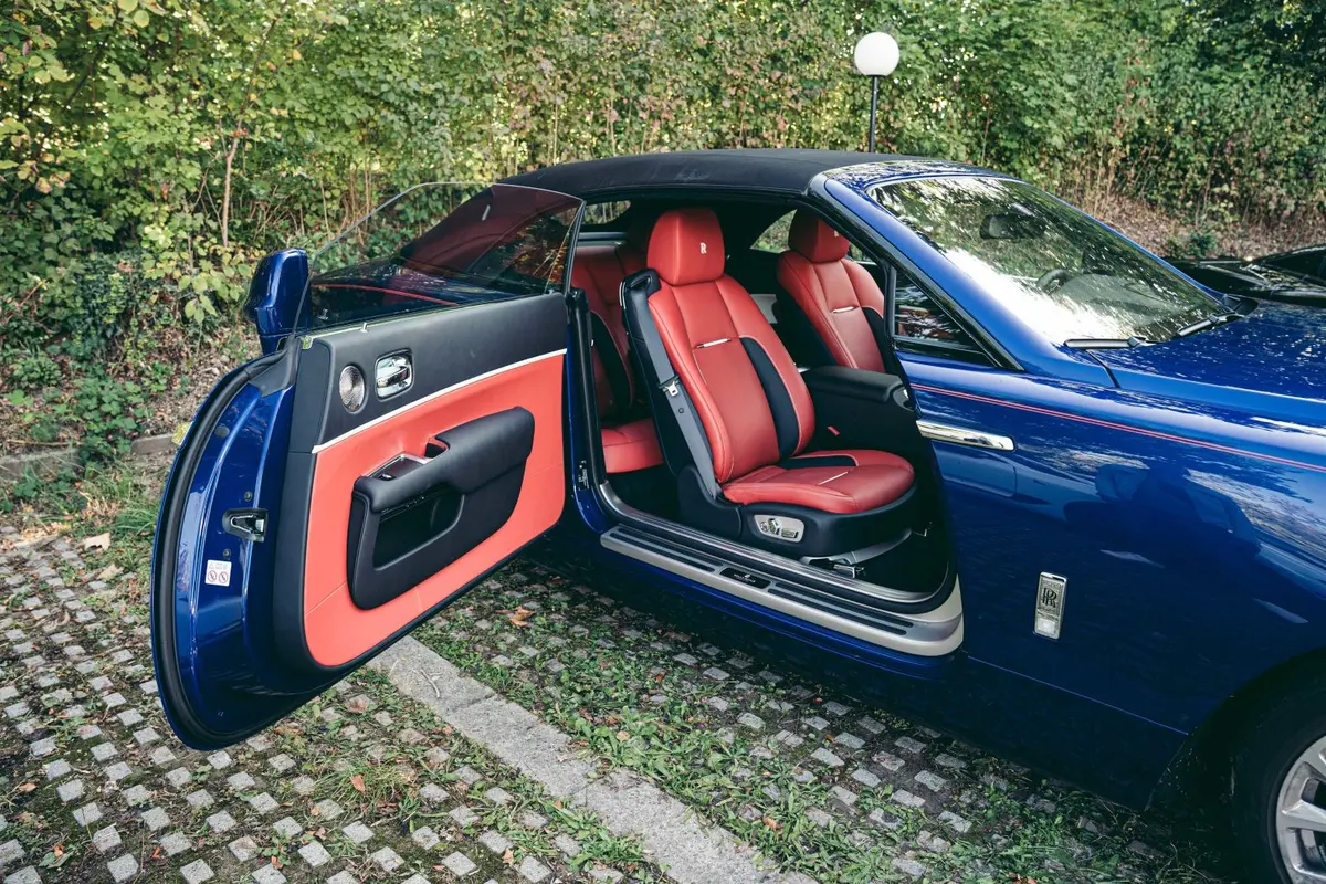 Rolls-Royce Dawn 2022, vue avant — Luxury Car Rental Switzerland, Switzerland. Rolls-Royce Dawn à Switzerland La Rolls-Royce Dawn 2022 est proposée à la location en…