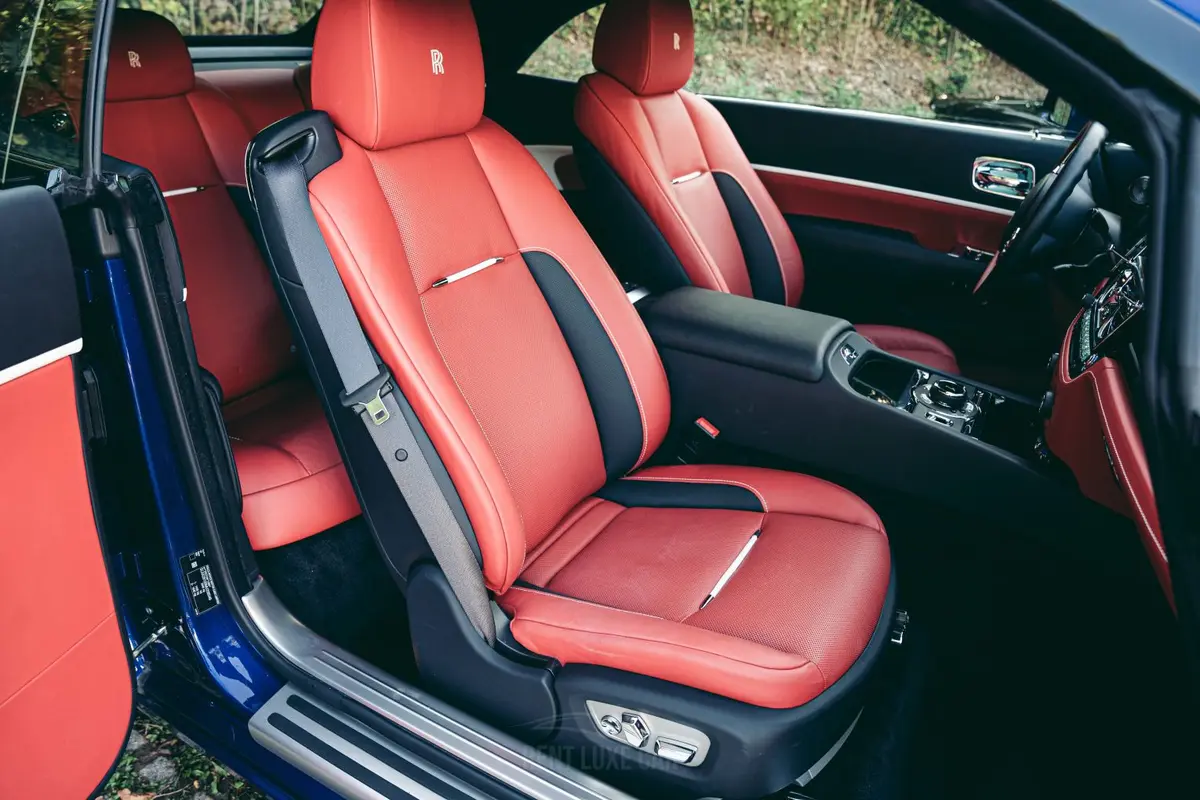 Rolls-Royce Dawn 2022, vue arrière — Luxury Car Rental Switzerland, Switzerland. Rolls-Royce Dawn à Switzerland La Rolls-Royce Dawn 2022 est proposée à la location en…