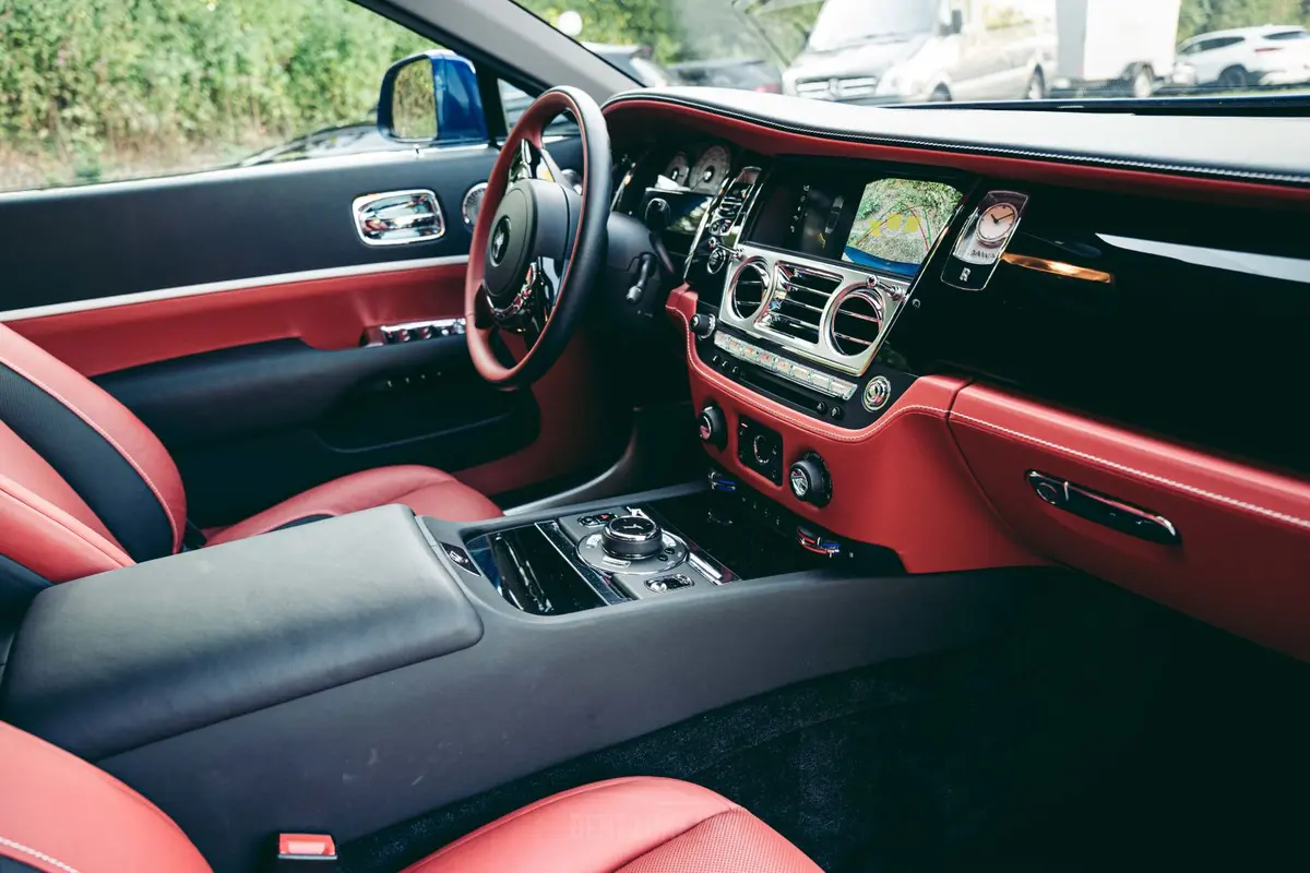 Rolls-Royce Dawn 2022, intérieur — Luxury Car Rental Switzerland, Switzerland. Rolls-Royce Dawn à Switzerland La Rolls-Royce Dawn 2022 est proposée à la location en…