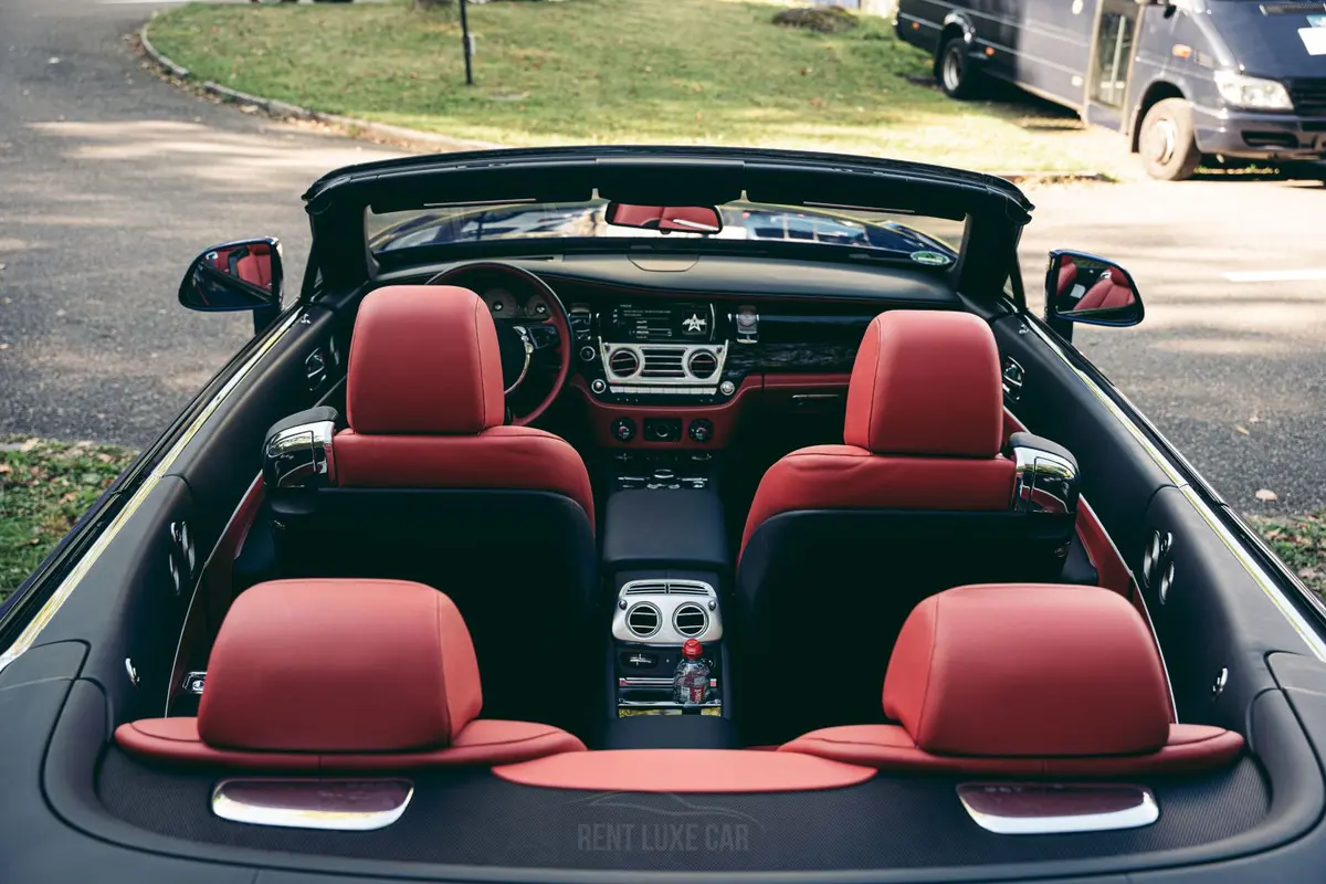 Rolls-Royce Dawn 2022, tableau de bord — Luxury Car Rental Switzerland, Switzerland. Rolls-Royce Dawn à Switzerland La Rolls-Royce Dawn 2022 est proposée à la location en…