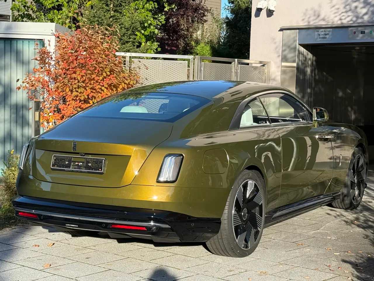 Rolls-Royce Spectre 2024, extérieur — Luxury Car Rental Switzerland, Switzerland. Rolls-Royce Spectre à Switzerland La Rolls-Royce Spectre 2024 est proposée à la location…