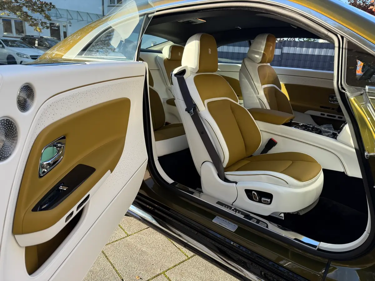 Rolls-Royce Spectre 2024, vue avant — Luxury Car Rental Switzerland, Switzerland. Rolls-Royce Spectre à Switzerland La Rolls-Royce Spectre 2024 est proposée à la location…