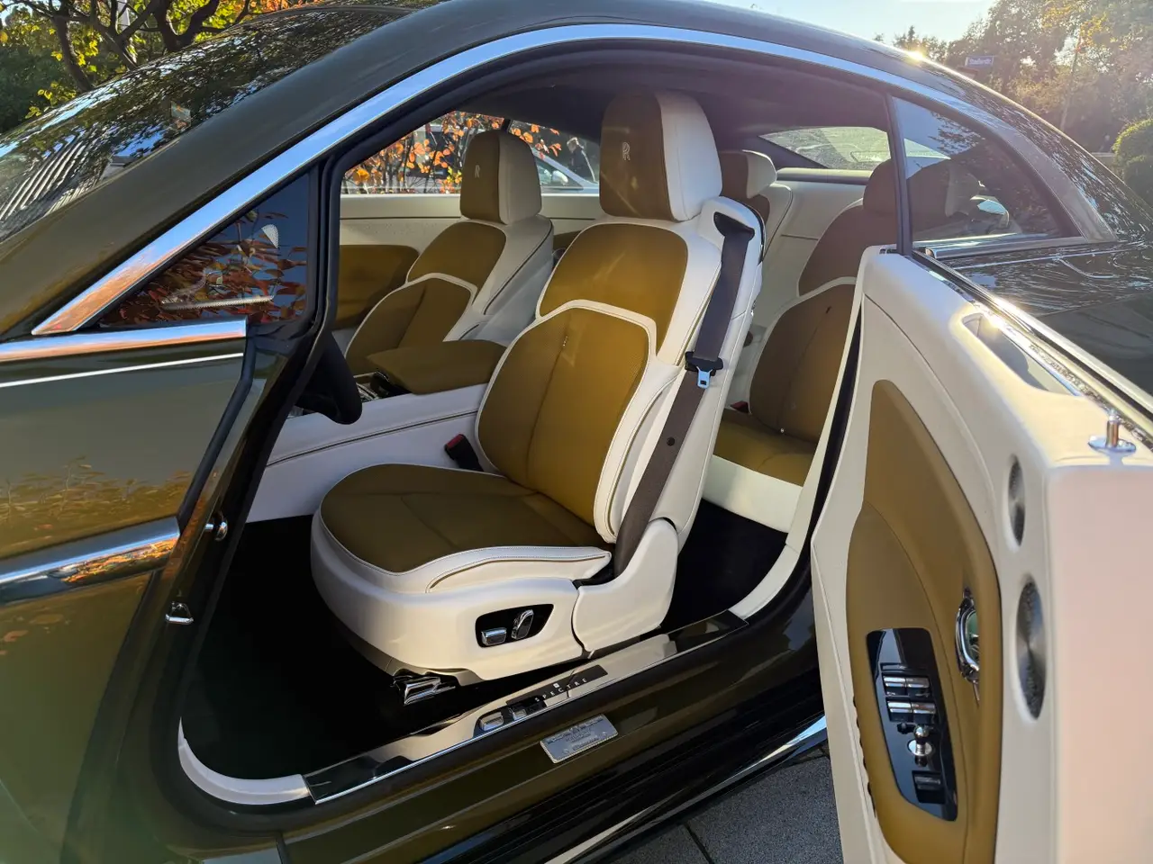 Rolls-Royce Spectre 2024, vue arrière — Luxury Car Rental Switzerland, Switzerland. Rolls-Royce Spectre à Switzerland La Rolls-Royce Spectre 2024 est proposée à la location…
