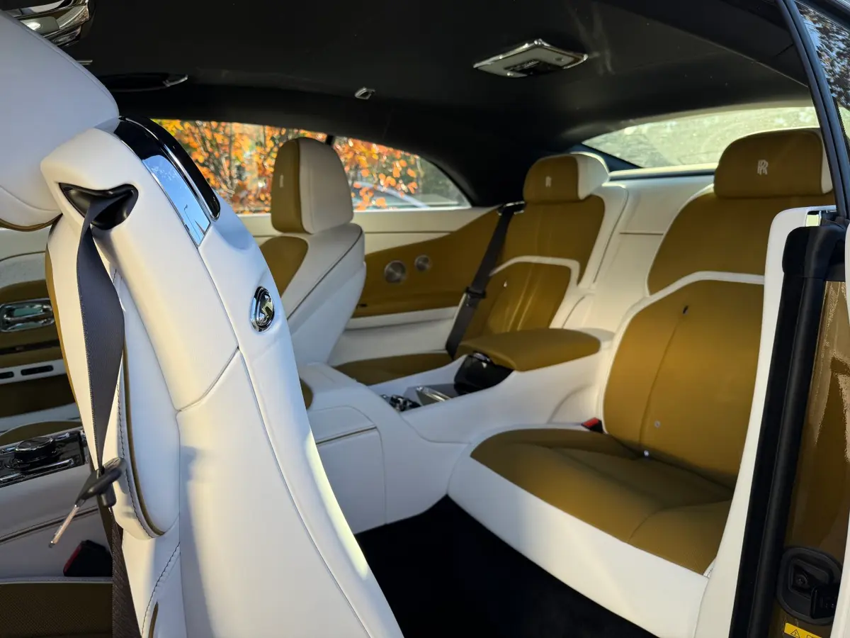 Rolls-Royce Spectre 2024, intérieur — Luxury Car Rental Switzerland, Switzerland. Rolls-Royce Spectre à Switzerland La Rolls-Royce Spectre 2024 est proposée à la location…